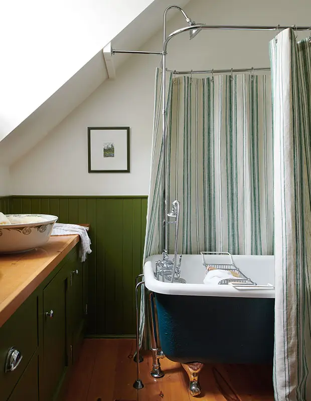 Licensed professionals delivering guaranteed Small Bathroom Renovations at Bathroom Renovations West Auckland.